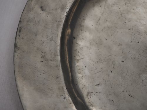 PEWTER PLAIN RIM 2025 INCH CHARGER BY THOMAS TEMPLEMAN OF LONDON CIRCA 1675 - ADDITIONAL PHOTO 2