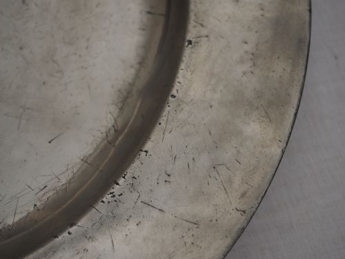PEWTER PLAIN RIM 2025 INCH CHARGER BY THOMAS TEMPLEMAN OF LONDON CIRCA 1675 - ADDITIONAL PHOTO 3