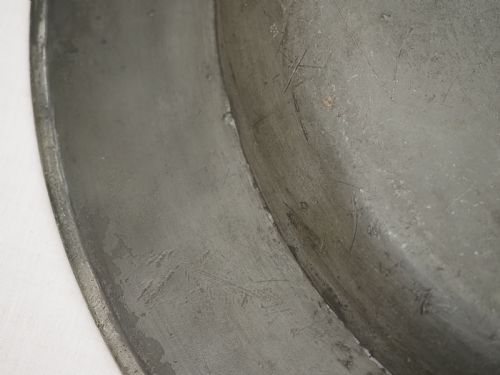 PEWTER PLAIN RIM 2025 INCH CHARGER BY THOMAS TEMPLEMAN OF LONDON CIRCA 1675 - ADDITIONAL PHOTO 7