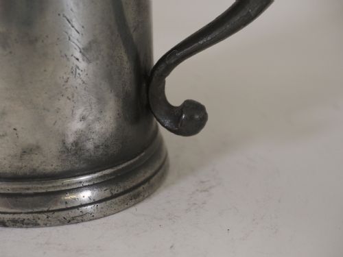 ANTIQUE ENGLISH PEWTER TAVERN MUG MAKER E M CIRCA 1730 - ADDITIONAL PHOTO 3