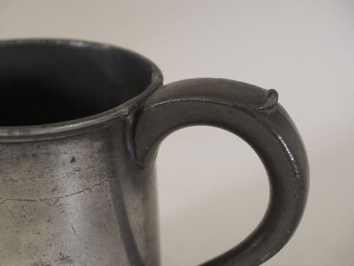 ANTIQUE ENGLISH PEWTER TAVERN MUG MAKER E M CIRCA 1730 - ADDITIONAL PHOTO 4