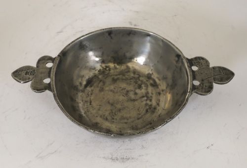 ANTIQUE FRENCH PEWTER PORRINGER MAKER'S CROWNED HAMMER MARK CIRCA 1600 - ADDITIONAL PHOTO 1