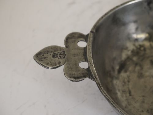 ANTIQUE FRENCH PEWTER PORRINGER MAKER'S CROWNED HAMMER MARK CIRCA 1600 - ADDITIONAL PHOTO 2