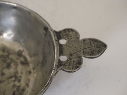 ANTIQUE FRENCH PEWTER PORRINGER MAKER'S CROWNED HAMMER MARK CIRCA 1600 - ADDITIONAL PHOTO 3