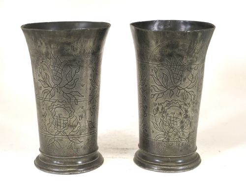 A PAIR OF ANTIQUE DUTCH PEWTER WRIGGLE WORK DECORATED BEAKERS CIRCA 1750 - ADDITIONAL PHOTO 4