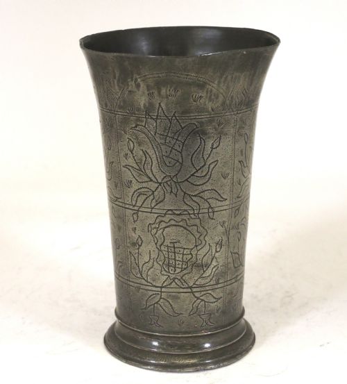 A PAIR OF ANTIQUE DUTCH PEWTER WRIGGLE WORK DECORATED BEAKERS CIRCA 1750 - ADDITIONAL PHOTO 5