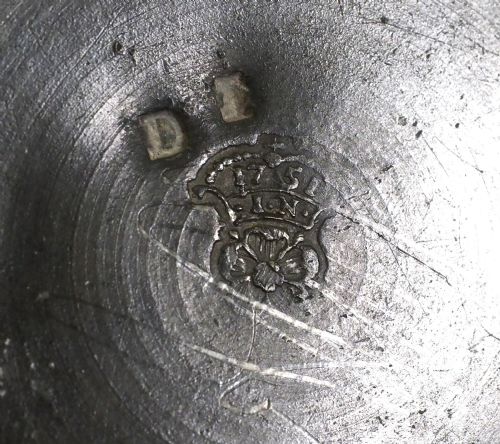 A PAIR OF ANTIQUE DUTCH PEWTER WRIGGLE WORK DECORATED BEAKERS CIRCA 1750 - ADDITIONAL PHOTO 7