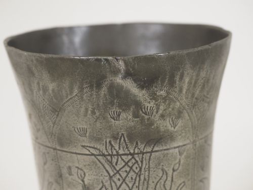 A PAIR OF ANTIQUE DUTCH PEWTER WRIGGLE WORK DECORATED BEAKERS CIRCA 1750 - ADDITIONAL PHOTO 9