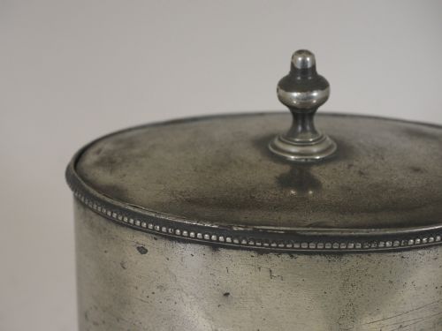 ANTIQUE ENGLISH PEWTER GEORGIAN TEA CADDY WITH PRESSER MAKER R P CIRCA 1780 - ADDITIONAL PHOTO 5