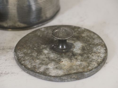 ANTIQUE ENGLISH PEWTER TOBACCO JAR WITH PRESSER ACORN FINIAL CIRCA 1830 - ADDITIONAL PHOTO 4