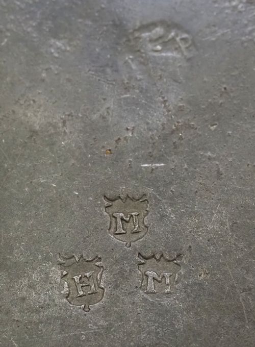 ANTIQUE ENGLISH PEWTER TRIPLE REEDED PLATE OXFORD MAKER 'IM' CIRCA 1680 - ADDITIONAL PHOTO 4