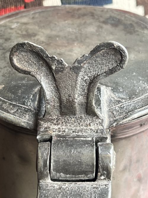 ANTIQUE ENGLISH PEWTER GEORGE II FLATLID FLAGON PROBABLY LONDON MADE FOR THE SCOTTISH MARKET CIRCA 172030 - ADDITIONAL PHOTO 2