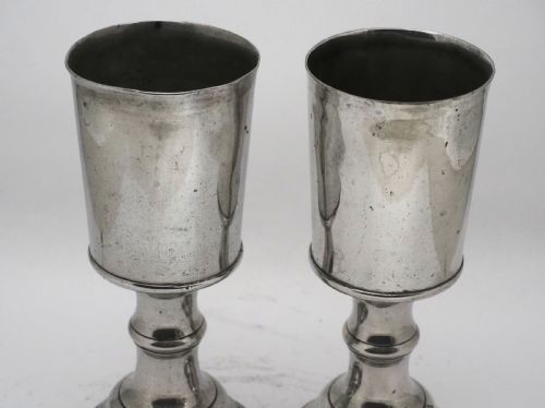 A FINE PAIR OF IRISH PEWTER CHALICE EACH OF 1 PINT CAPACITY CIRCA 1750 - ADDITIONAL PHOTO 3