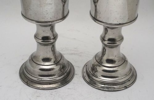 A FINE PAIR OF IRISH PEWTER CHALICE EACH OF 1 PINT CAPACITY CIRCA 1750 - ADDITIONAL PHOTO 4