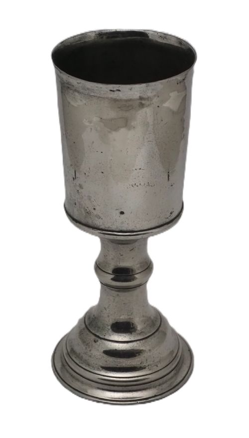 A FINE ANTIQUE IRISH PEWTER CHALICE OF 1 PINT CAPACITY CIRCA 1750