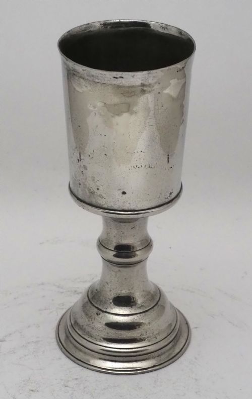 A FINE ANTIQUE IRISH PEWTER CHALICE OF 1 PINT CAPACITY CIRCA 1750 - ADDITIONAL PHOTO 1