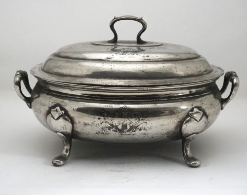 ANTIQUE ENGLISH PEWTER TUREEN ENGRAVED WITH THE ARMS OF THE WORSHIPFUL COMPANY OF PEWTERERS CIRCA 1790 - ADDITIONAL PHOTO 1