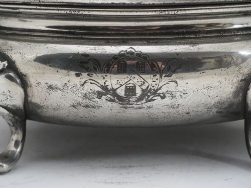 ANTIQUE ENGLISH PEWTER TUREEN ENGRAVED WITH THE ARMS OF THE WORSHIPFUL COMPANY OF PEWTERERS CIRCA 1790 - ADDITIONAL PHOTO 2