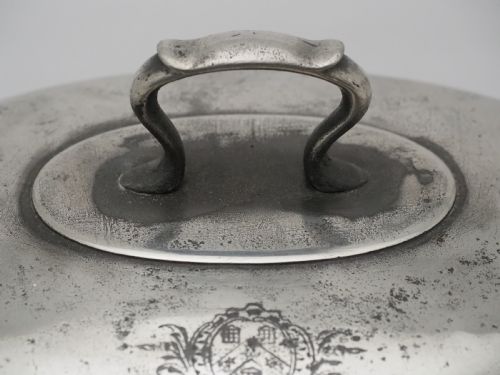 ANTIQUE ENGLISH PEWTER TUREEN ENGRAVED WITH THE ARMS OF THE WORSHIPFUL COMPANY OF PEWTERERS CIRCA 1790 - ADDITIONAL PHOTO 6