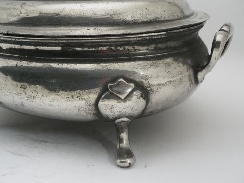 ANTIQUE ENGLISH PEWTER TUREEN ENGRAVED WITH THE ARMS OF THE WORSHIPFUL COMPANY OF PEWTERERS CIRCA 1790 - ADDITIONAL PHOTO 10