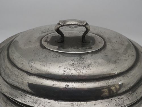 ANTIQUE ENGLISH PEWTER TUREEN ENGRAVED WITH THE ARMS OF THE WORSHIPFUL COMPANY OF PEWTERERS CIRCA 1790 - ADDITIONAL PHOTO 11