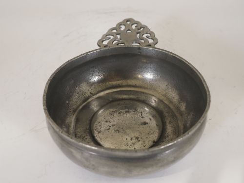 ANTIQUE ENGLISH PEWTER PORRINGER OF 16 FLOZ CAPACITY CIRCA 1700 - ADDITIONAL PHOTO 2