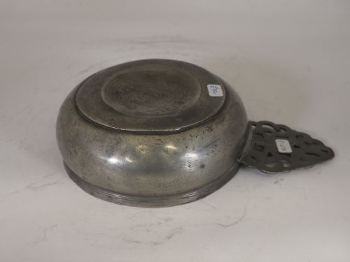 ANTIQUE ENGLISH PEWTER PORRINGER OF 16 FLOZ CAPACITY CIRCA 1700 - ADDITIONAL PHOTO 3