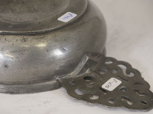 ANTIQUE ENGLISH PEWTER PORRINGER OF 16 FLOZ CAPACITY CIRCA 1700 - ADDITIONAL PHOTO 4