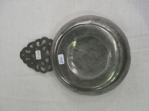 ANTIQUE ENGLISH PEWTER PORRINGER OF 16 FLOZ CAPACITY CIRCA 1700 - ADDITIONAL PHOTO 5