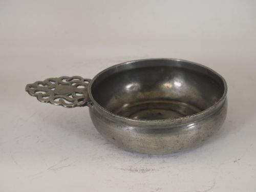 ANTIQUE ENGLISH PEWTER PORRINGER OF 16 FLOZ CAPACITY CIRCA 1700 - ADDITIONAL PHOTO 6