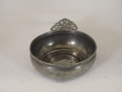 ANTIQUE ENGLISH PEWTER PORRINGER OF 16 FLOZ CAPACITY CIRCA 1700 - ADDITIONAL PHOTO 7