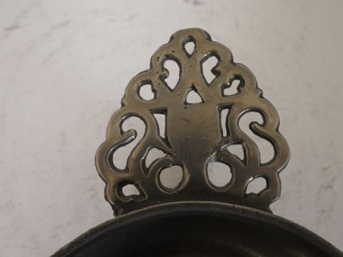 ANTIQUE ENGLISH PEWTER PORRINGER OF 16 FLOZ CAPACITY CIRCA 1700 - ADDITIONAL PHOTO 8