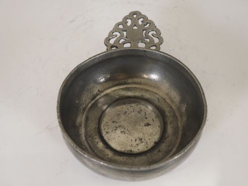 ANTIQUE ENGLISH PEWTER PORRINGER OF 16 FLOZ CAPACITY CIRCA 1700 - ADDITIONAL PHOTO 9