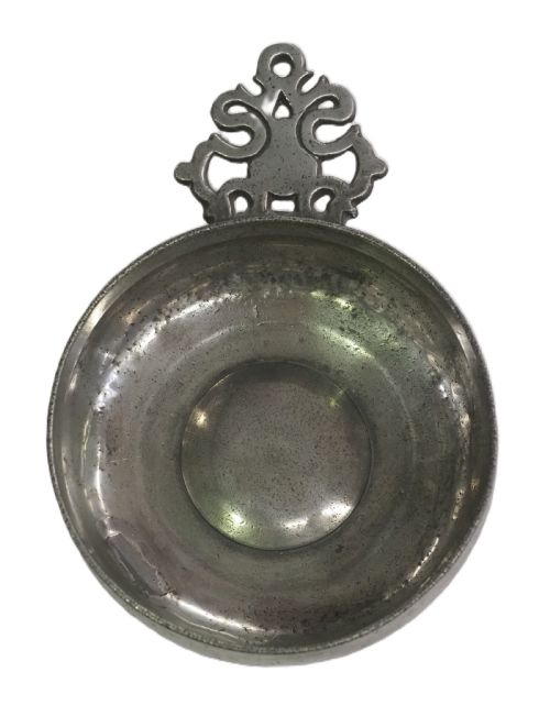 ANTIQUE ENGLISH PEWTER PORRINGER OF 12 FLOZ CAPACITY CIRCA 1700