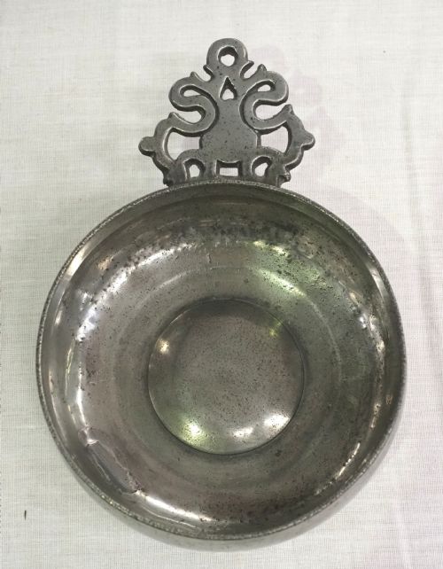 ANTIQUE ENGLISH PEWTER PORRINGER OF 12 FLOZ CAPACITY CIRCA 1700 - ADDITIONAL PHOTO 1