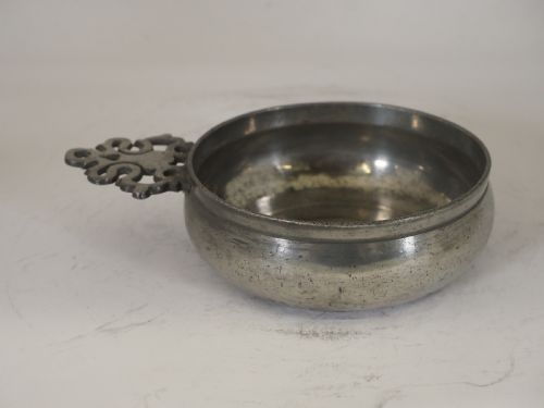 ANTIQUE ENGLISH PEWTER PORRINGER OF 12 FLOZ CAPACITY CIRCA 1700 - ADDITIONAL PHOTO 3