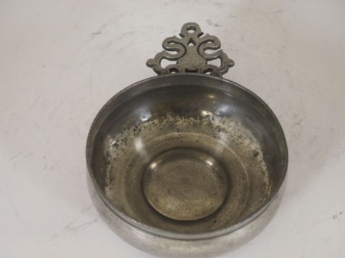 ANTIQUE ENGLISH PEWTER PORRINGER OF 12 FLOZ CAPACITY CIRCA 1700 - ADDITIONAL PHOTO 4