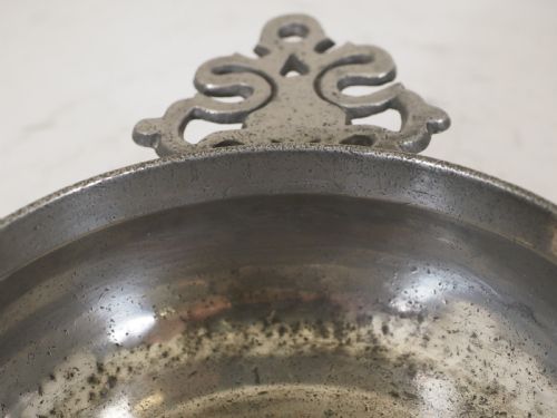 ANTIQUE ENGLISH PEWTER PORRINGER OF 12 FLOZ CAPACITY CIRCA 1700 - ADDITIONAL PHOTO 6