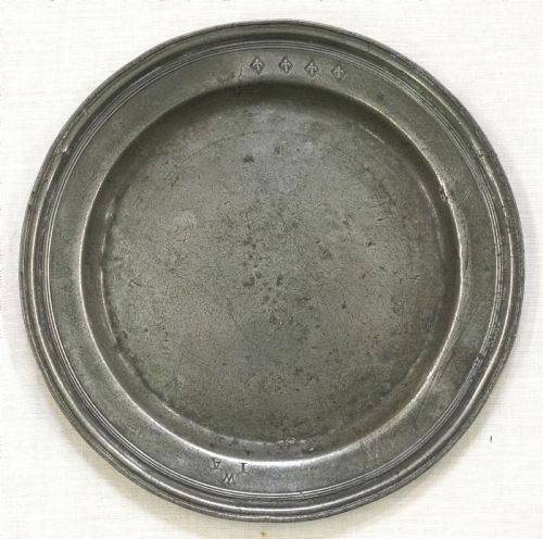 ANTIQUE ENGLISH PEWTER MULTIPLE REEDED PLATE BY ROBERT MOULINS II OR 'TM' CIRCA 1680