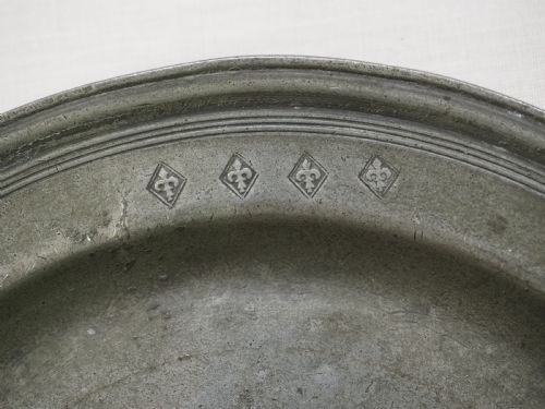 ANTIQUE ENGLISH PEWTER MULTIPLE REEDED PLATE BY ROBERT MOULINS II OR 'TM' CIRCA 1680 - ADDITIONAL PHOTO 1