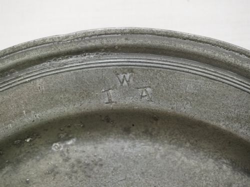 ANTIQUE ENGLISH PEWTER MULTIPLE REEDED PLATE BY ROBERT MOULINS II OR 'TM' CIRCA 1680 - ADDITIONAL PHOTO 2