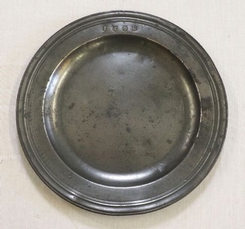 ANTIQUE ENGLISH PEWTER TRIPLE REEDED PLATE BY JOHN TUBB CIRCA 1690 - ADDITIONAL PHOTO 1