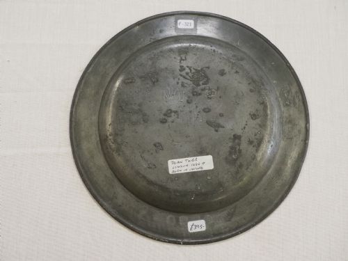 ANTIQUE ENGLISH PEWTER TRIPLE REEDED PLATE BY JOHN TUBB CIRCA 1690 - ADDITIONAL PHOTO 3