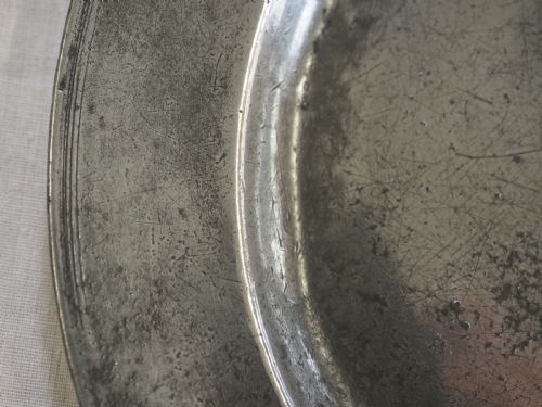 ANTIQUE ENGLISH PEWTER PLATE WITH SCARCE INCISED RIM BY JOHN TRAPP II CIRCA 1690 - ADDITIONAL PHOTO 2