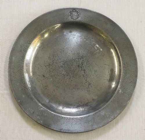 ANTIQUE ENGLISH PEWTER PLATE BY WOOD MICHELL WITH GREAT YARMOUTH COAT OF ARMS CIRCA 1750