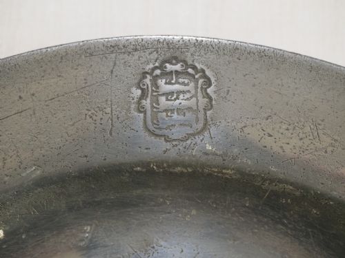 ANTIQUE ENGLISH PEWTER PLATE BY WOOD MICHELL WITH GREAT YARMOUTH COAT OF ARMS CIRCA 1750 - ADDITIONAL PHOTO 1