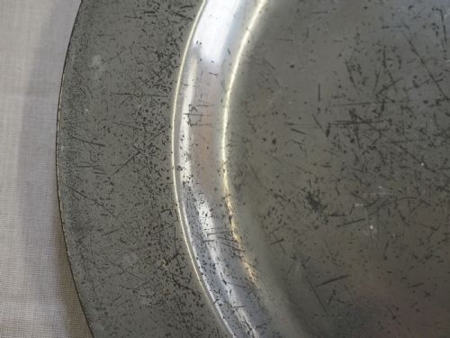 ANTIQUE ENGLISH PEWTER PLATE BY WOOD MICHELL WITH GREAT YARMOUTH COAT OF ARMS CIRCA 1750 - ADDITIONAL PHOTO 2