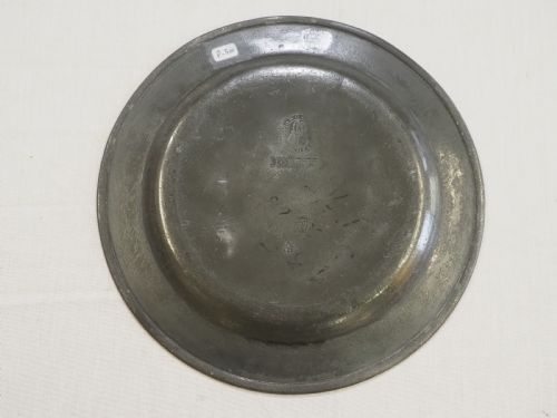 ANTIQUE ENGLISH PEWTER PLATE BY WOOD MICHELL WITH GREAT YARMOUTH COAT OF ARMS CIRCA 1750 - ADDITIONAL PHOTO 3