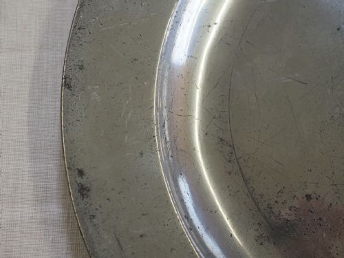 ANTIQUE ENGLISH PEWTER 950IN PLAIN RIM PLATE BY RICHARD KING OF LONDON CIRCA 1750 - ADDITIONAL PHOTO 1