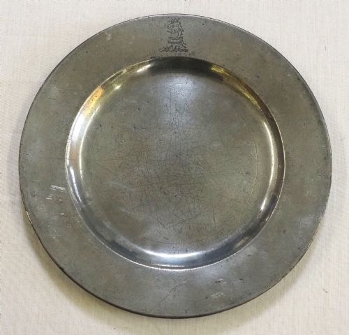 ANTIQUE ENGLISH PEWTER PLAIN RIM PLATE WITH SUPERB LION CREST BY JAMES SPACKMAN 1704 1759